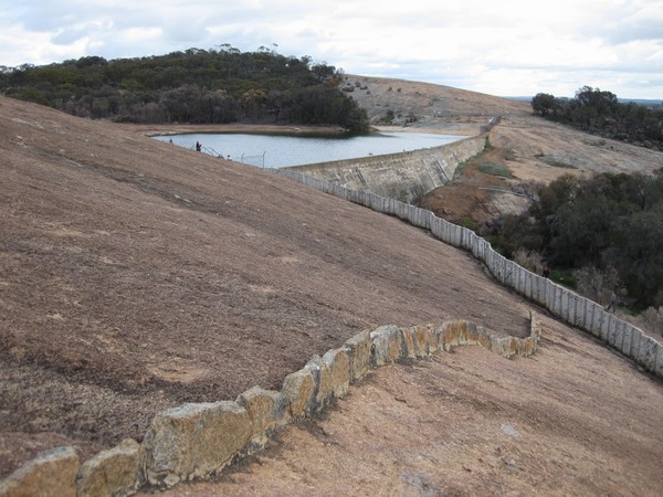 n_img_4216__walls_collect_the_scant_rainwater_into_the_reservoir.jpg