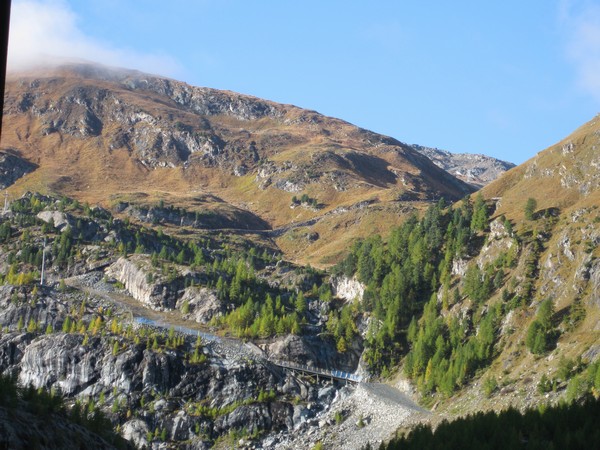 n_img_3422_trail_coming_up_from_zermatt.jpg