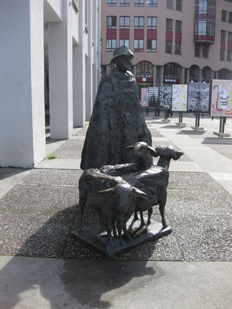 n_img_4203_bronze_shepherd_at_the_lucerne_theatre.jpg