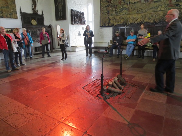 n_img_3397__central_fireplace_in_the_great_hall.jpg